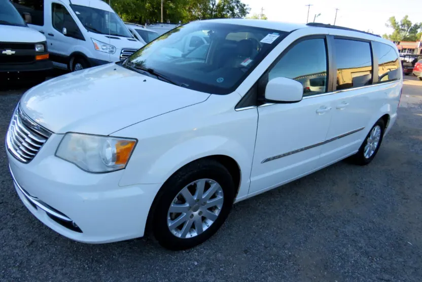 2013 Chrysler Town & Country Touring photo 1