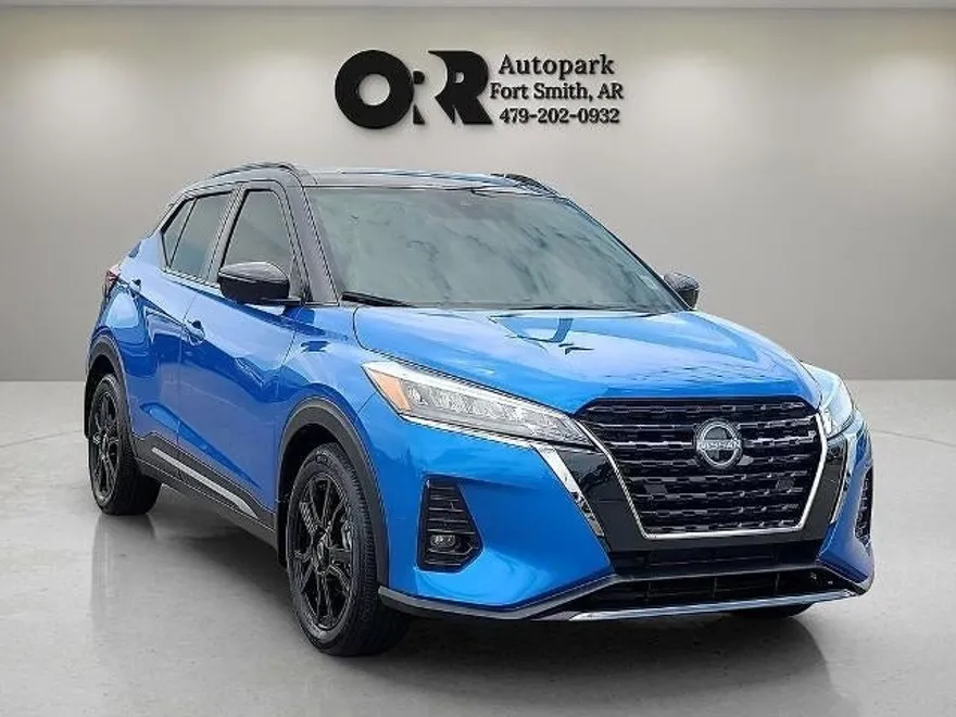 2023 Nissan Kicks SR photo 1
