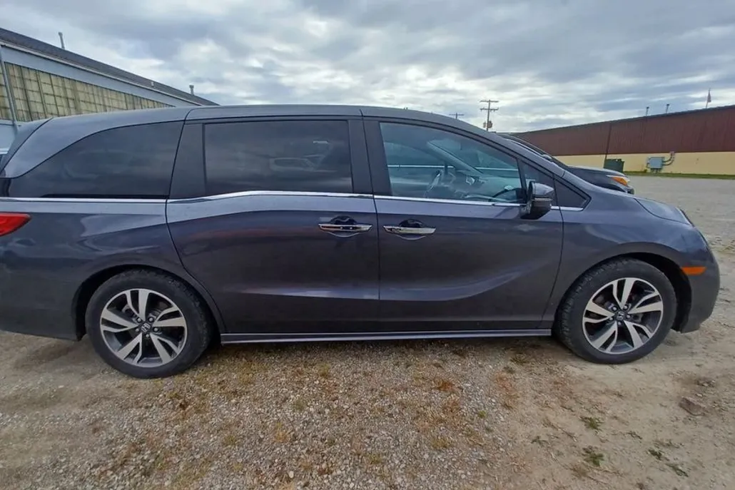 2022 Honda Odyssey Touring photo 1