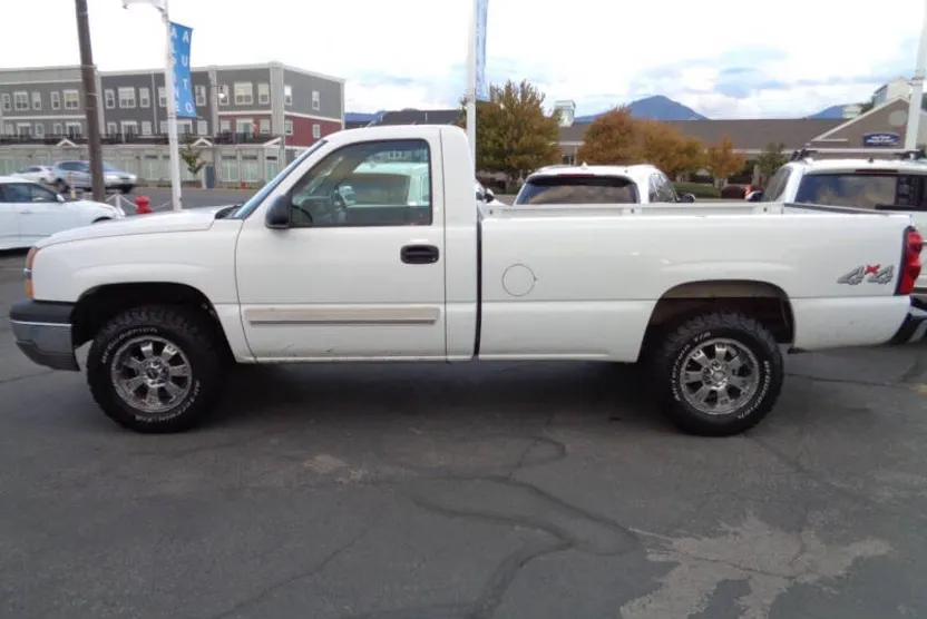 2004 Chevrolet Silverado 1500 LS photo 1