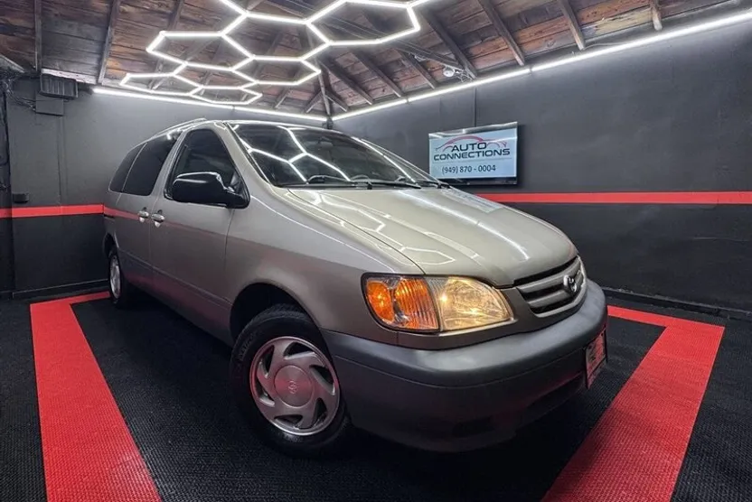 2002 Toyota Sienna LE photo 1