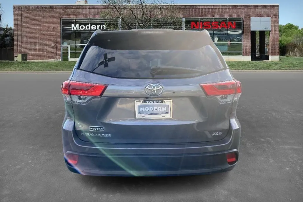 2019 Toyota Highlander XLE photo 1