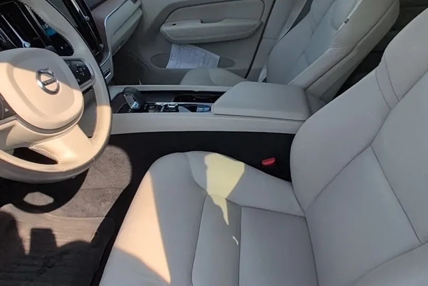 2022 Volvo XC60 B5 Momentum photo 1