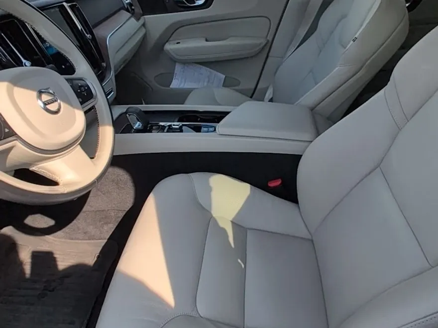 2022 Volvo XC60 B5 Momentum photo 1