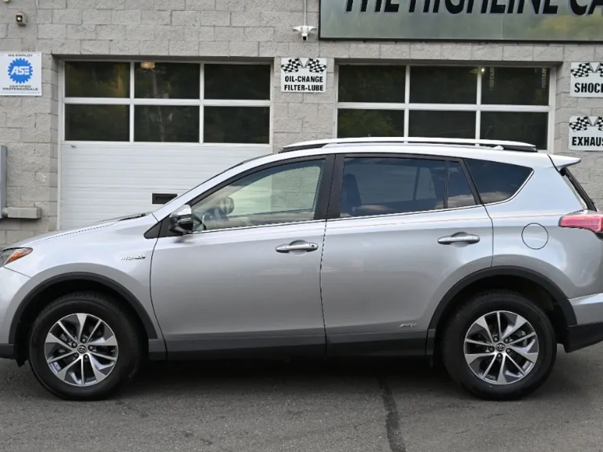 2018 Toyota RAV4 Hybrid LE photo 1