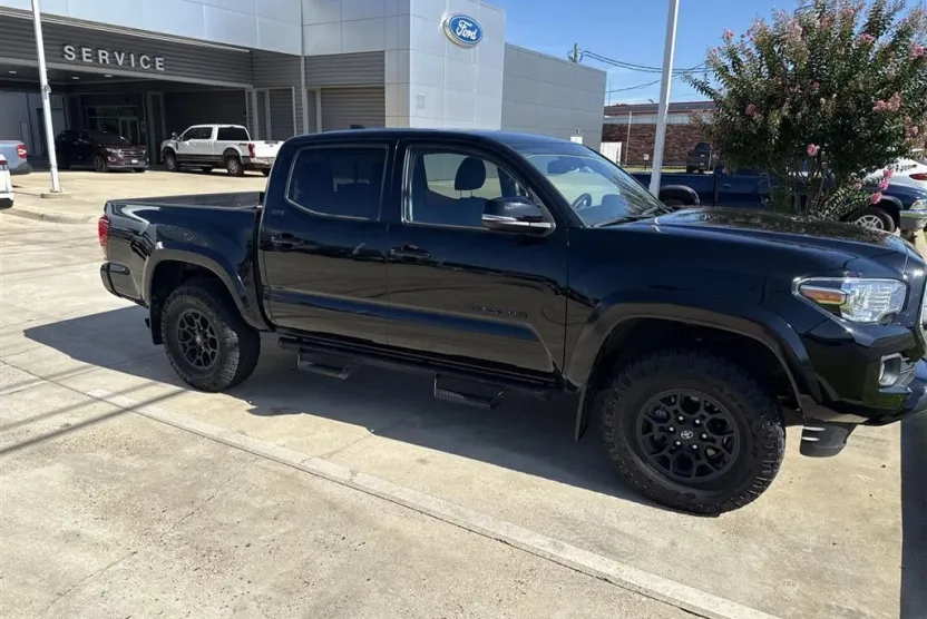 2022 Toyota Tacoma SR5 photo 1