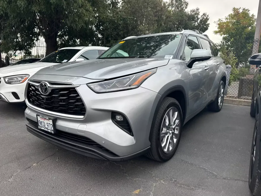 2024 Toyota Highlander Limited photo 1