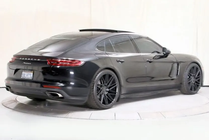 2017 Porsche Panamera 4 photo 1