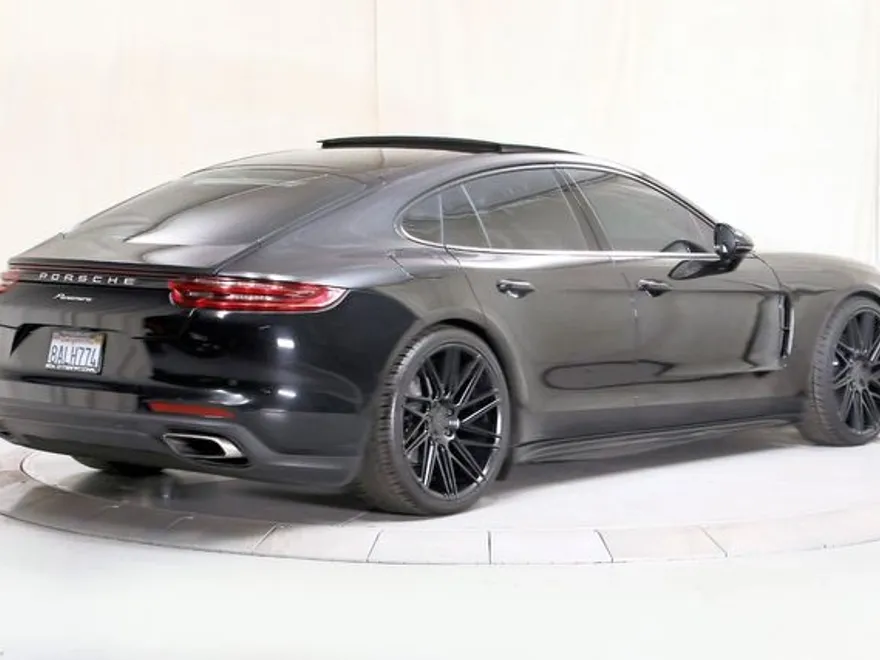 2017 Porsche Panamera 4 photo 1