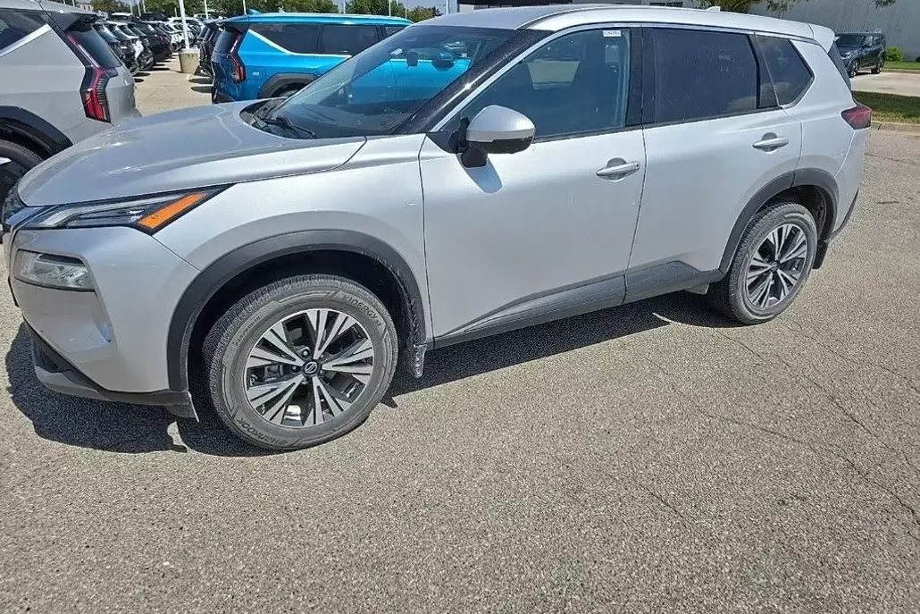 2021 Nissan Rogue SV photo 1