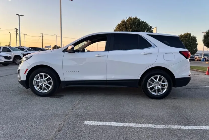 2024 Chevrolet Equinox LT photo 1