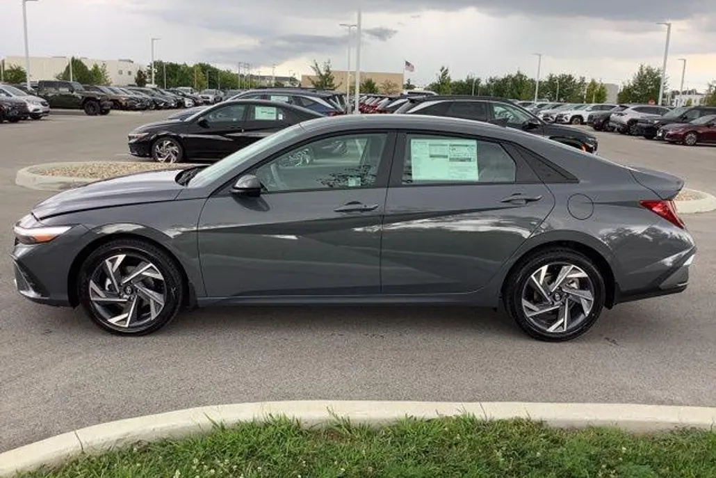 2025 Hyundai Elantra SEL Sport photo 1