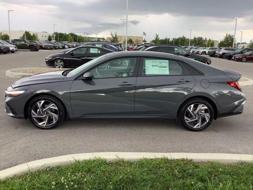 2025 Hyundai Elantra SEL Sport photo 1