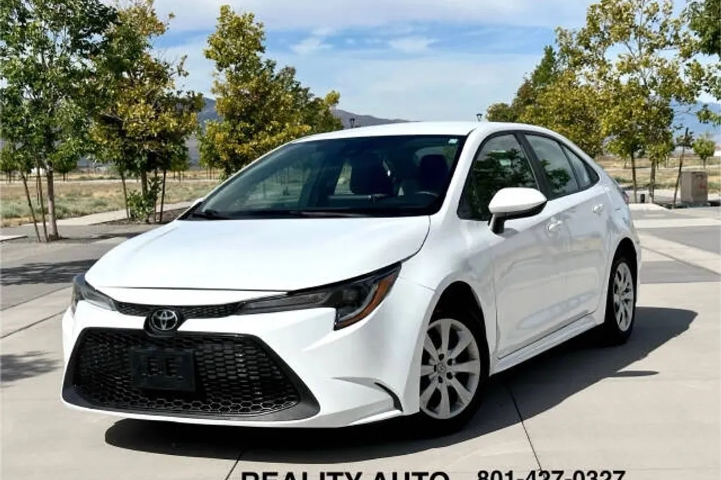 2020 Toyota Corolla LE photo 1