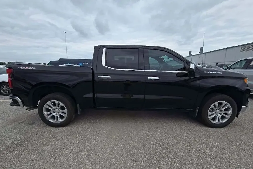 2023 Chevrolet Silverado 1500 LTZ photo 1