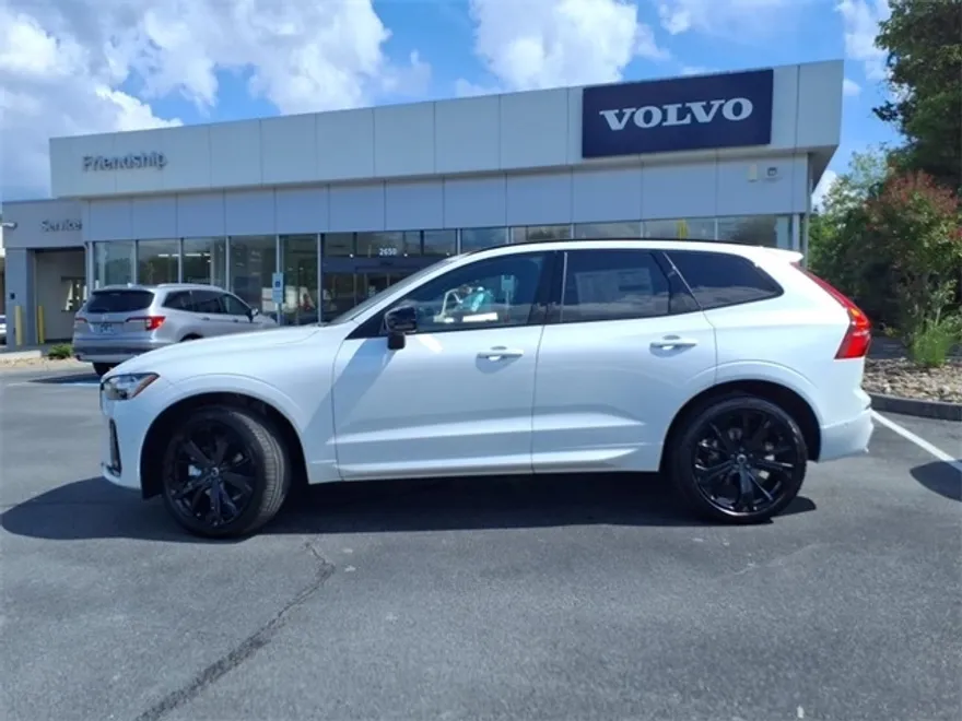 2026 Volvo XC60 B5 Black Edition photo 1