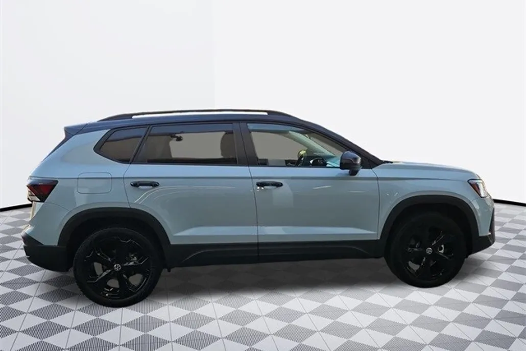 2025 Volkswagen Taos SE photo 1