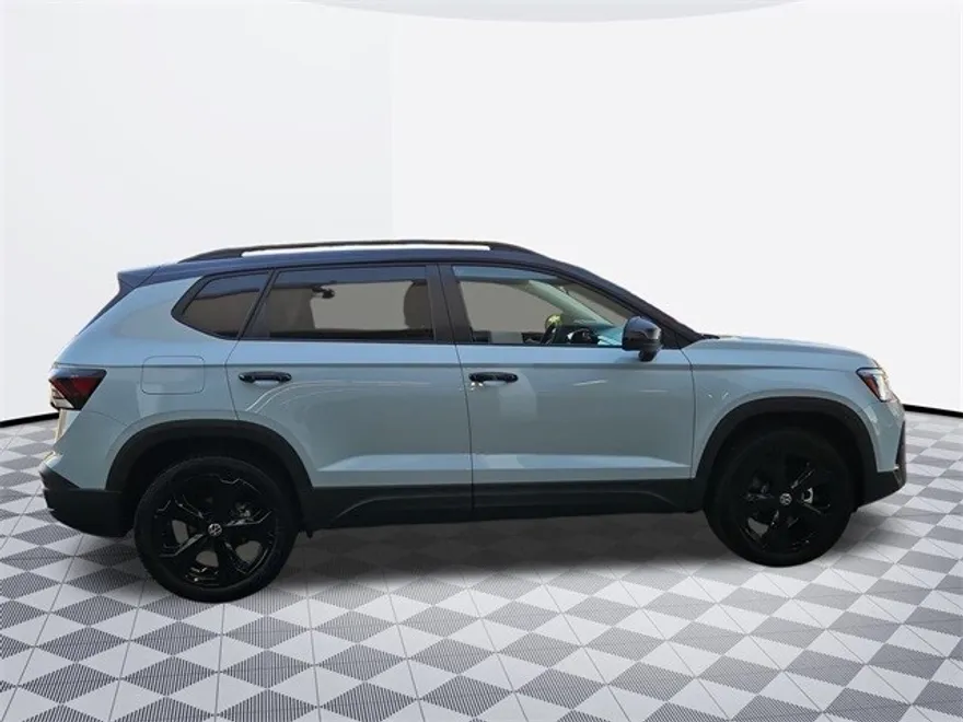 2025 Volkswagen Taos SE photo 1