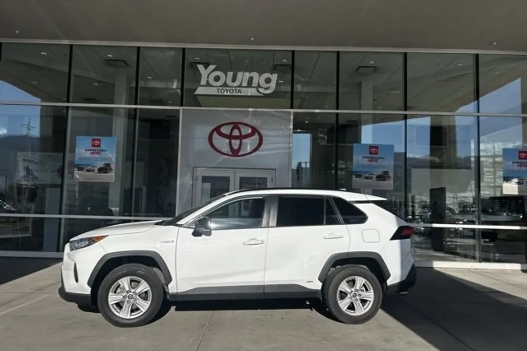 2021 Toyota RAV4 Hybrid LE photo 1