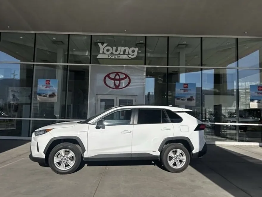 2021 Toyota RAV4 Hybrid LE photo 1