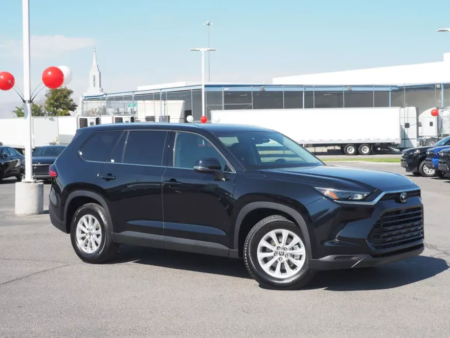 2025 Toyota Grand Highlander LE photo 1