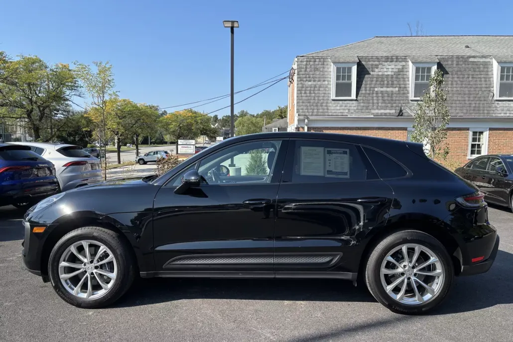 2023 Porsche Macan Base photo 1