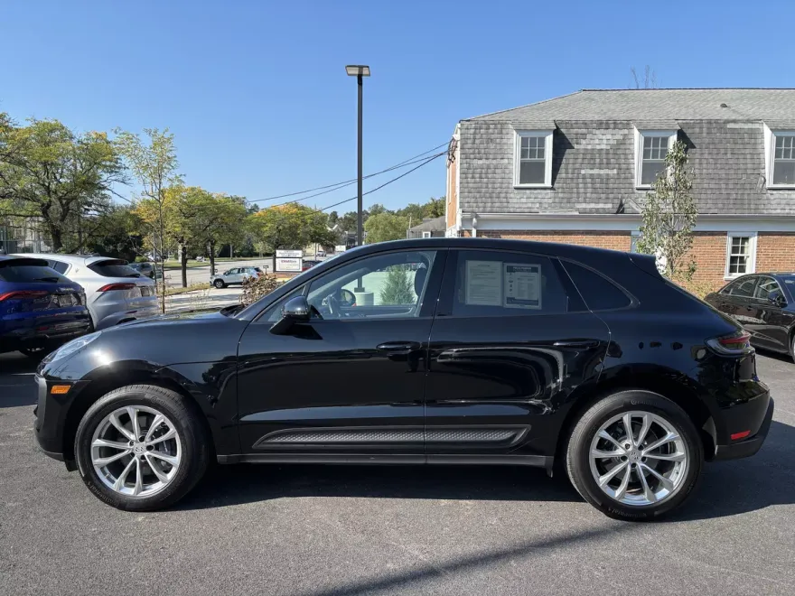 2023 Porsche Macan Base photo 1