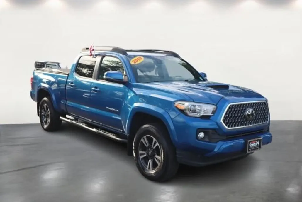 2018 Toyota Tacoma TRD Sport photo 1