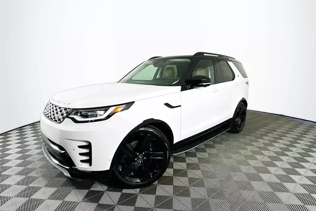 2025 Land Rover Discovery Metropolitan Edition photo 1