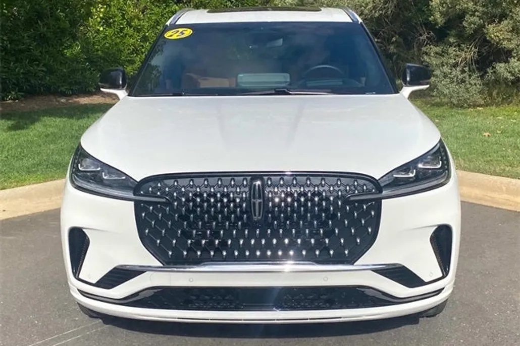 2025 Lincoln Aviator Black Label photo 1