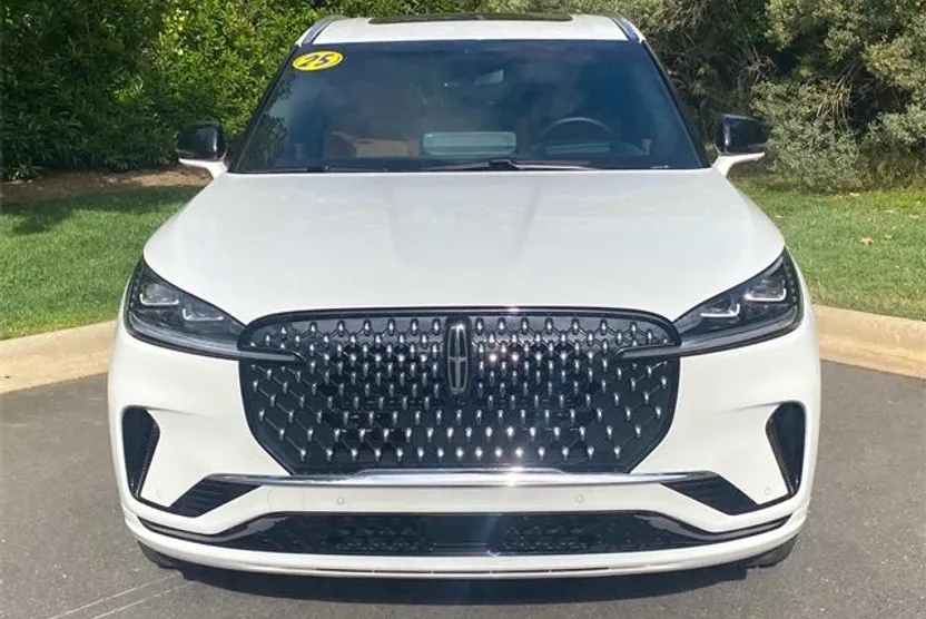 2025 Lincoln Aviator Black Label photo 1