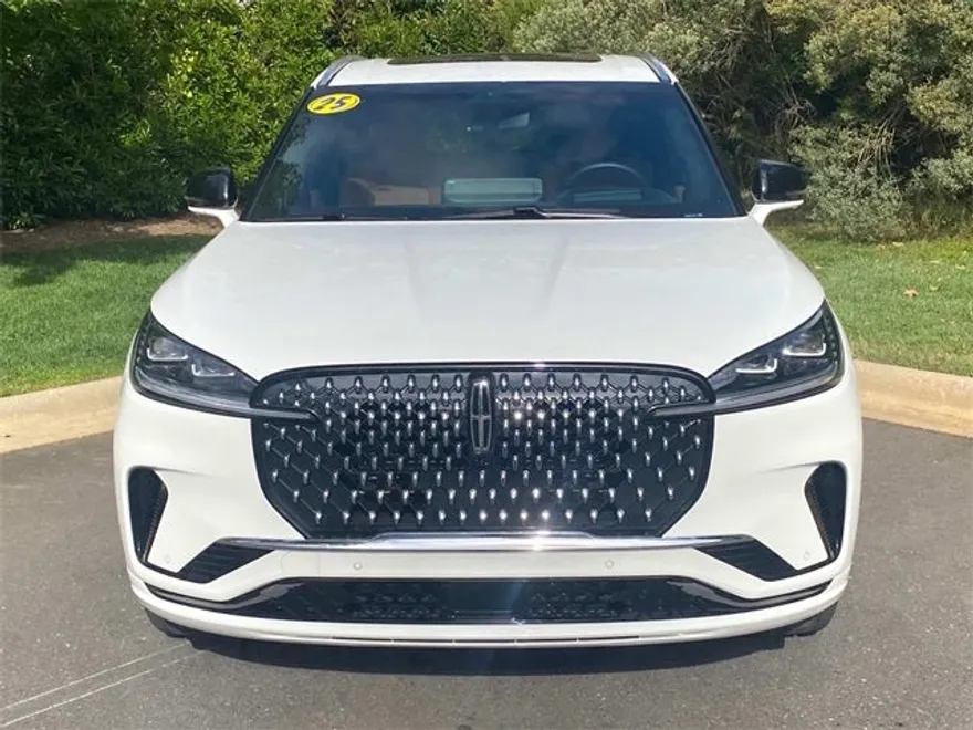 2025 Lincoln Aviator Black Label photo 1