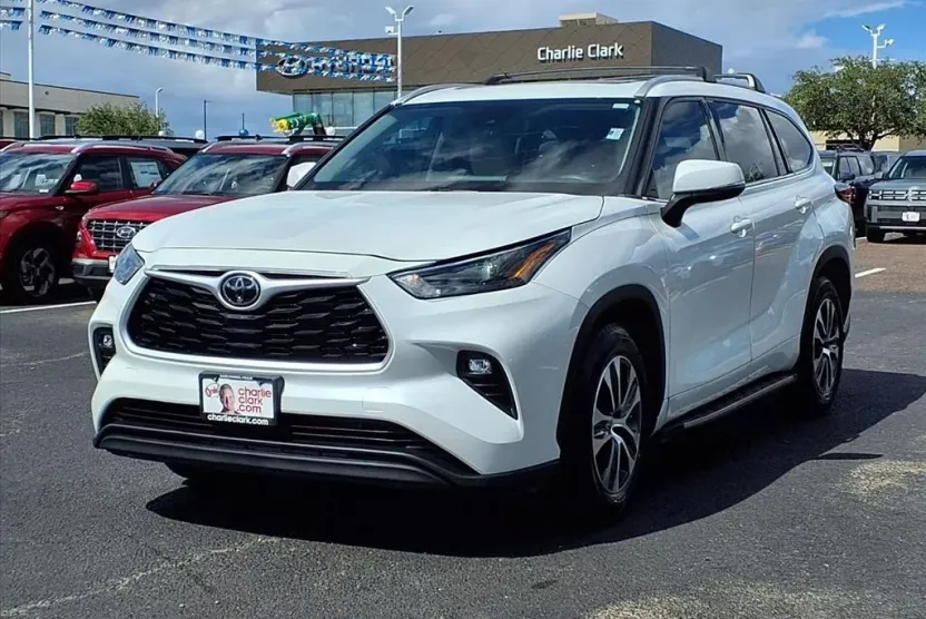 2022 Toyota Highlander XLE photo 1