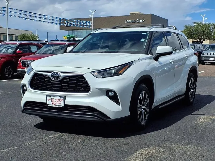 2022 Toyota Highlander XLE photo 1