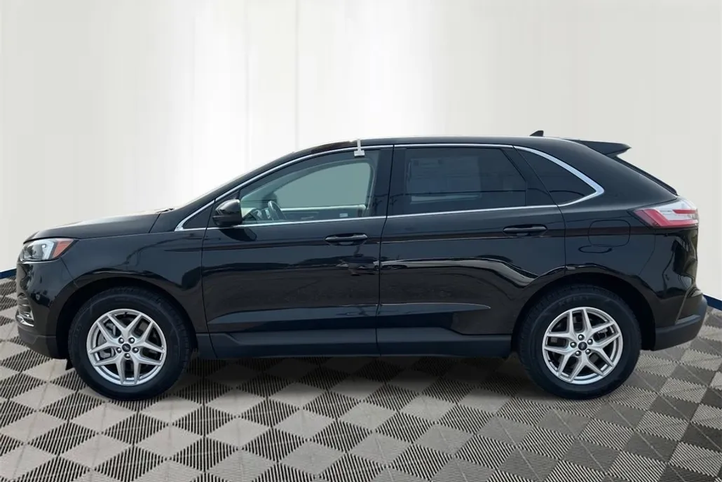 2022 Ford Edge SEL photo 1