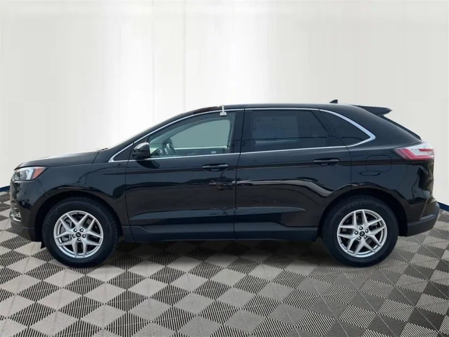 2022 Ford Edge SEL photo 1