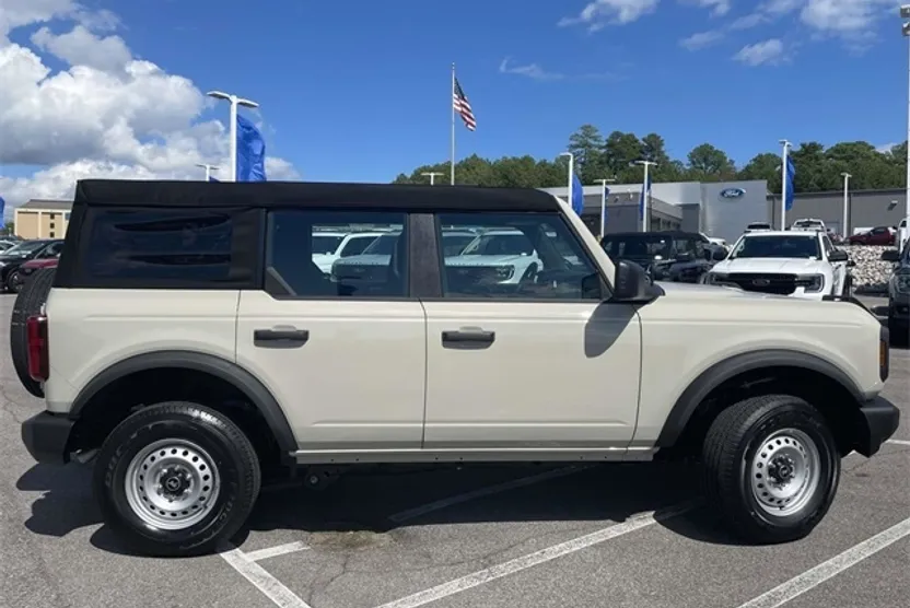 2025 Ford Bronco Base photo 1