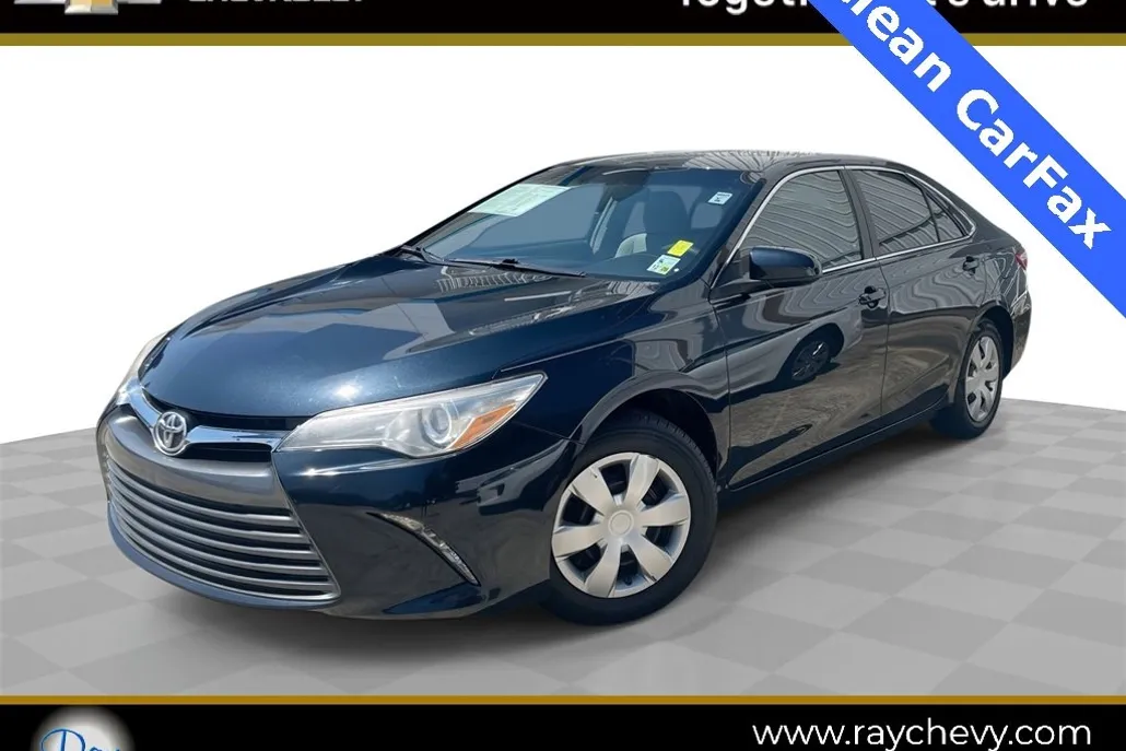 2017 Toyota Camry LE photo 1
