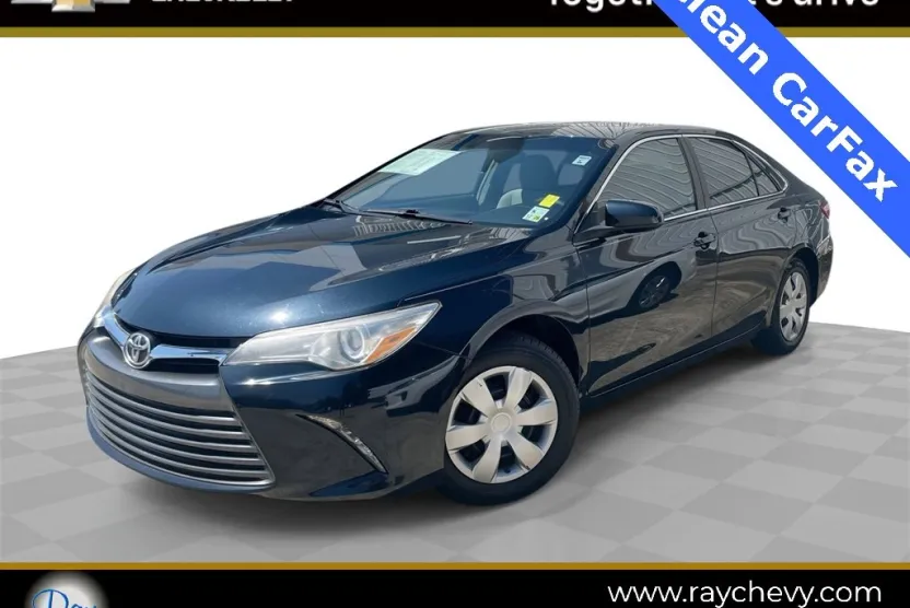 2017 Toyota Camry LE photo 1