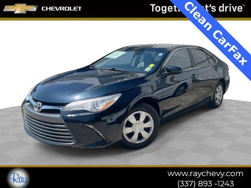 2017 Toyota Camry LE photo 1