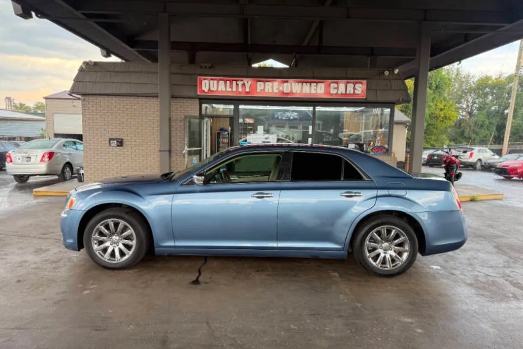 2011 Chrysler 300 C LX photo 1
