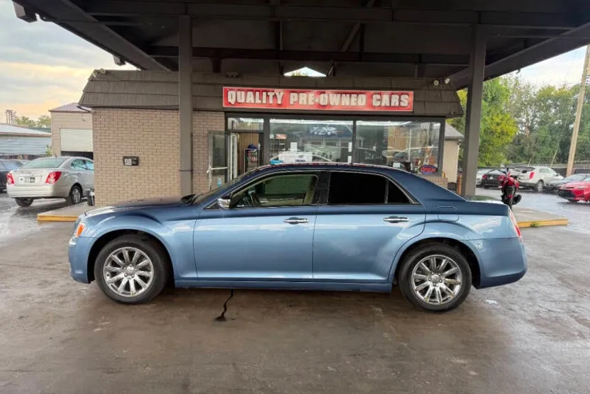 2011 Chrysler 300 C LX photo 1
