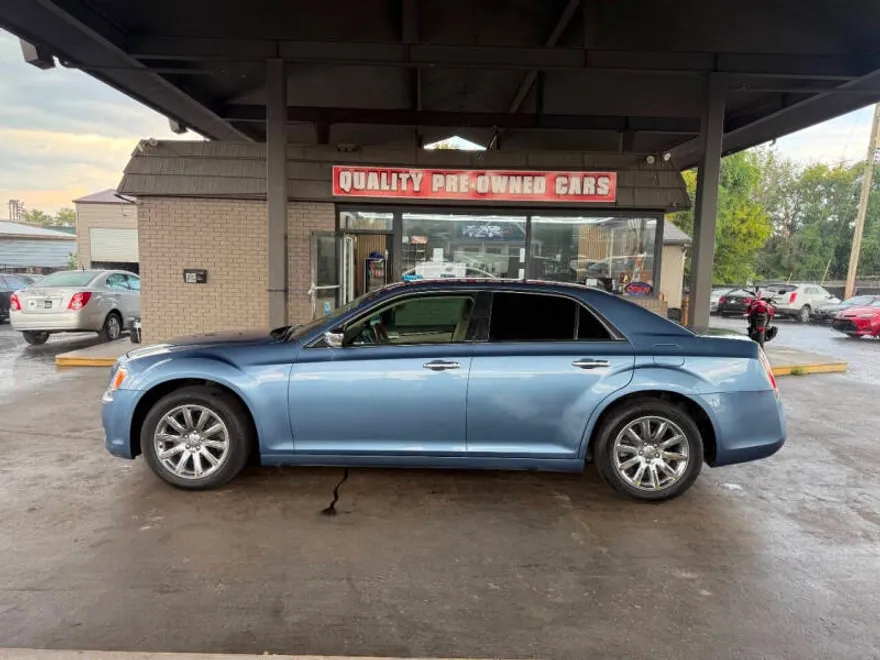 2011 Chrysler 300 C LX photo 1