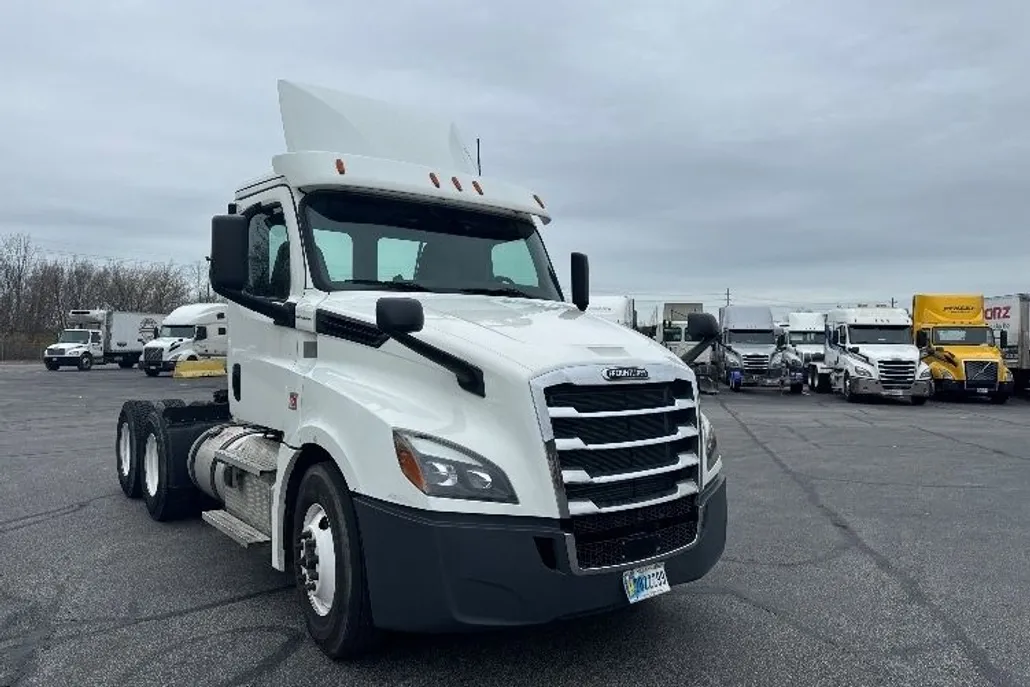 2020 Freightliner Cascadia 126" Day cab photo 1