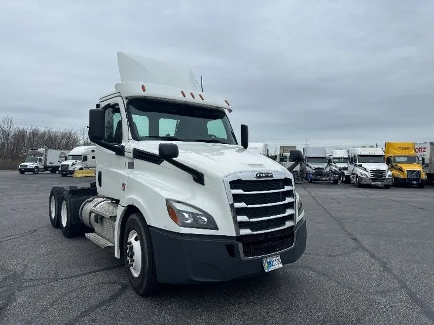 2020 Freightliner Cascadia 126" Day cab photo 1