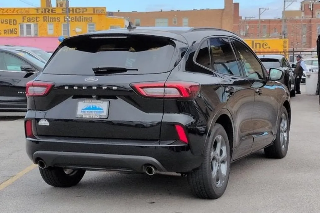 2023 Ford Escape ST-Line photo 1