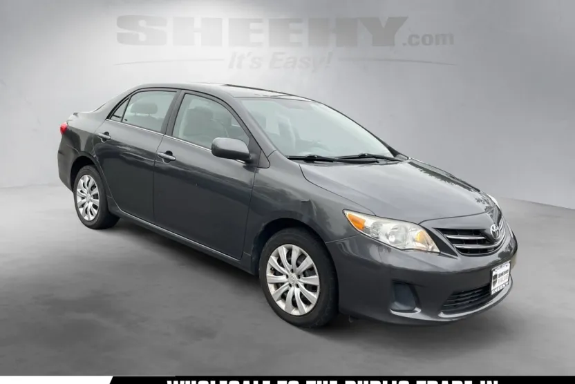 2013 Toyota Corolla LE photo 1