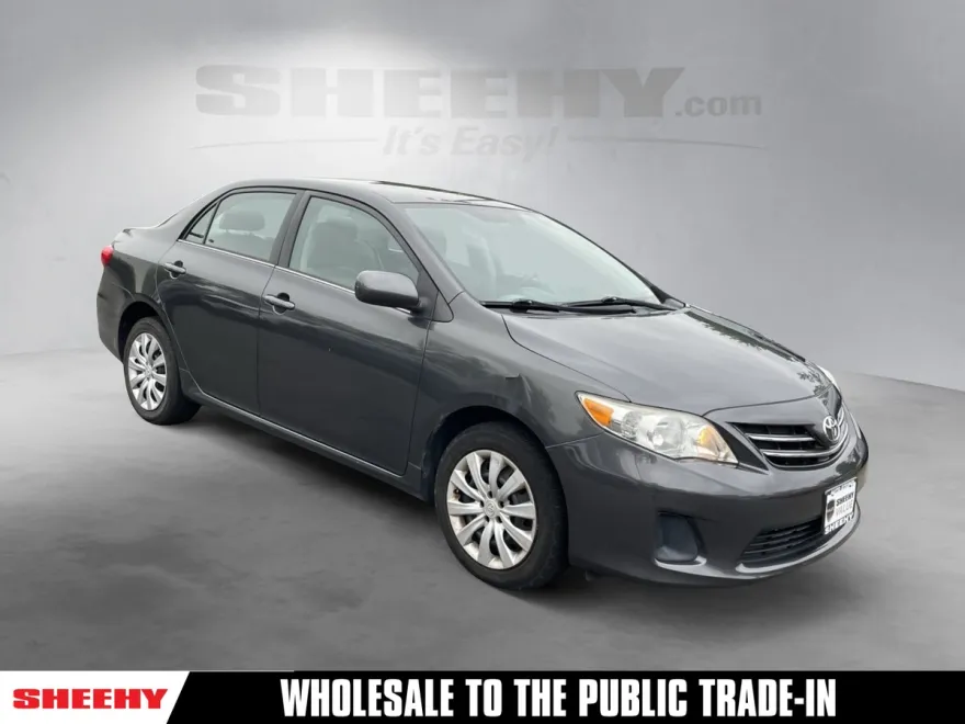 2013 Toyota Corolla LE photo 1