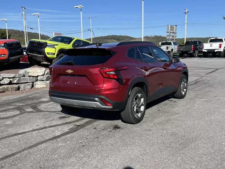 2024 Chevrolet Trax LT photo 1