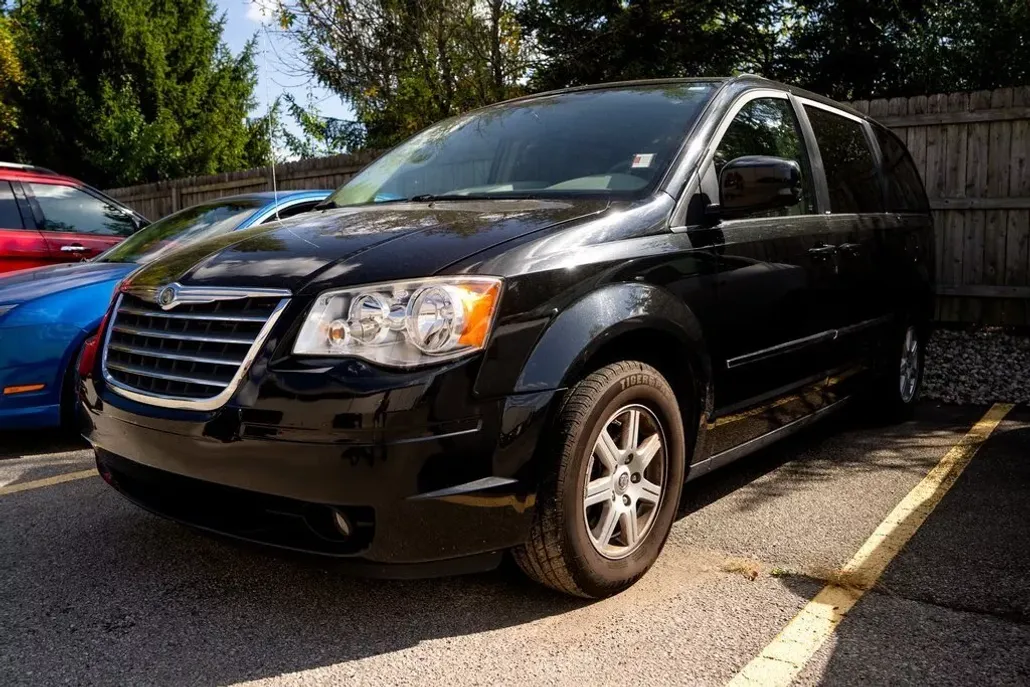 2010 Chrysler Town & Country Touring photo 1